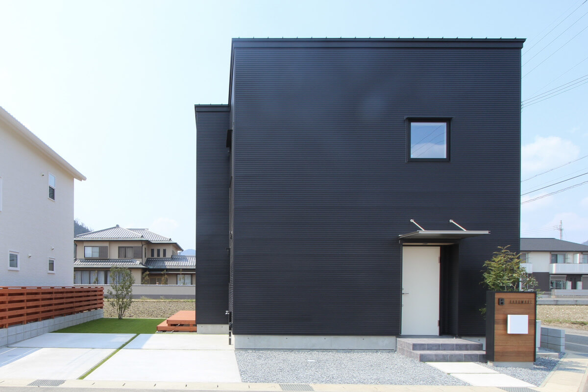 野村町のシックな黒が特徴的な2×4工法による家（2017年3月）