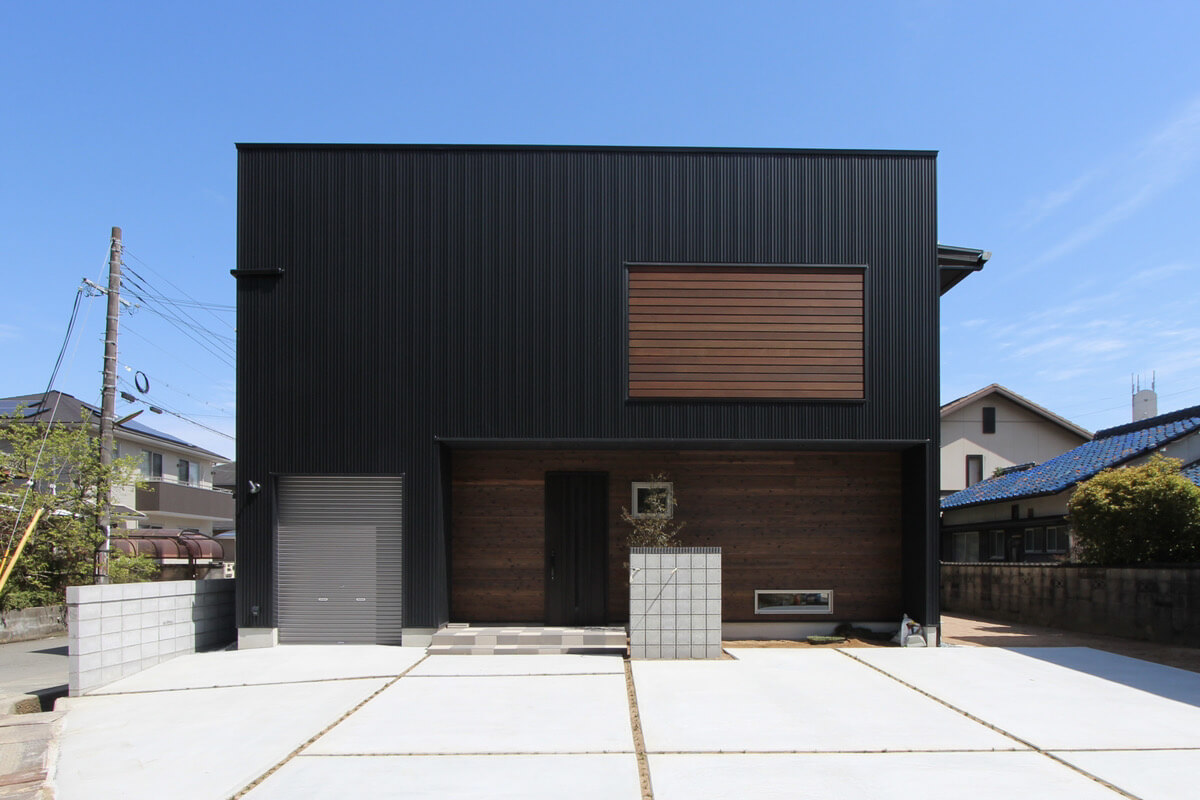 豊富町の黒いシックな正方形デザインが魅力的な家（2015年4月）